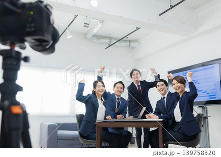 オフィスで会議するビジネスマン オフィスで会議するビジネスマン 139758320