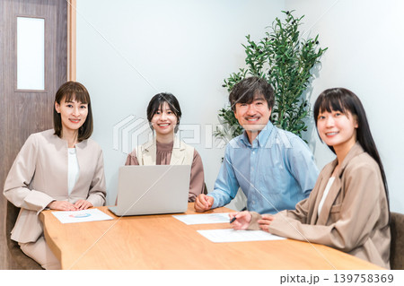 会議室で打ち合わせ,ミーティングをするビジネスマン,男女 会議室で打ち合わせ,ミーティングをするビジネスマン,男女 139758369