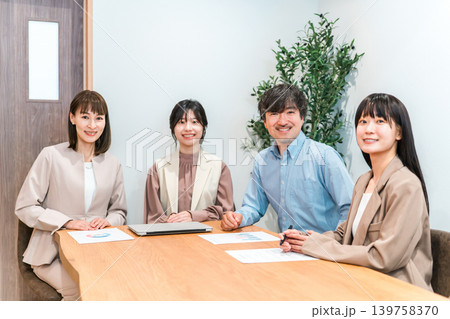 会議室で打ち合わせ,ミーティングをするビジネスマン,男女 会議室で打ち合わせ,ミーティングをするビジネスマン,男女 139758370