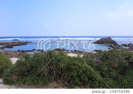 奄美大島あやまる岬観光公園第二展望台から見た海岸 奄美大島あやまる岬観光公園第二展望台から見た海岸 139758396