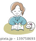 猫と一緒に本を読む女性 139758693