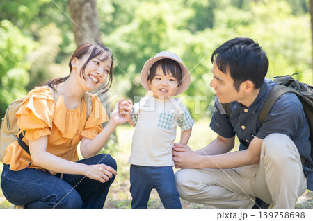 自然の中で子どもと遊ぶ親子・子育て 139758698
