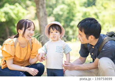 自然の中で子どもと遊ぶ親子・子育て 139758699