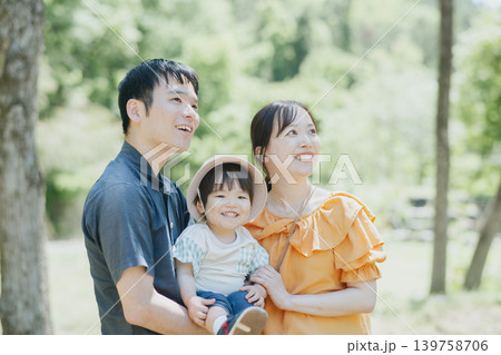 自然の中で子どもと遊ぶ親子・子育て 自然の中で子どもと遊ぶ親子・子育て 139758706