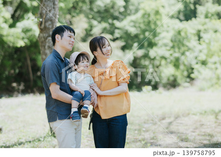 自然の中で子どもと遊ぶ親子・子育て 自然の中で子どもと遊ぶ親子・子育て 139758795