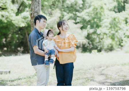 自然の中で子どもと遊ぶ親子・子育て 139758796