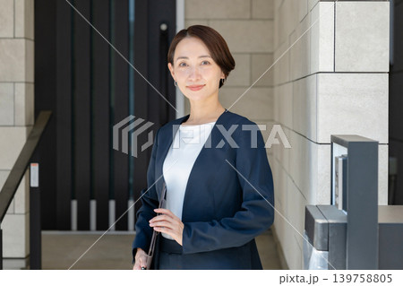 ファイルを持った笑顔のビジネスウーマン 139758805