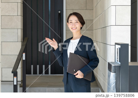 ファイルを持った笑顔のビジネスウーマン ファイルを持った笑顔のビジネスウーマン 139758806