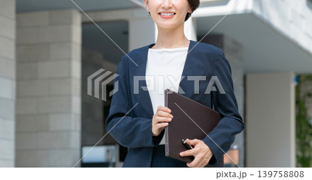 ファイルを持った笑顔のビジネスウーマン 139758808
