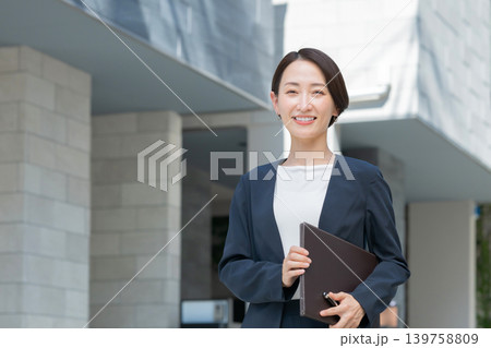 ファイルを持った笑顔のビジネスウーマン 139758809