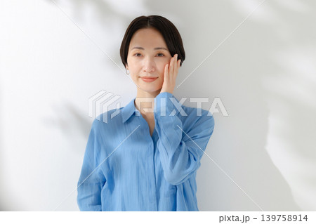 笑顔の女性ポートレート 笑顔の女性ポートレート 139758914