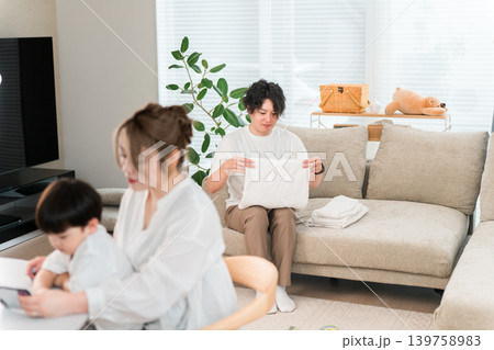 家事,洗濯物を畳むパパ,父親と子どもと遊ぶ,子守をするママ,母親（家事分担,共働き） 139758983