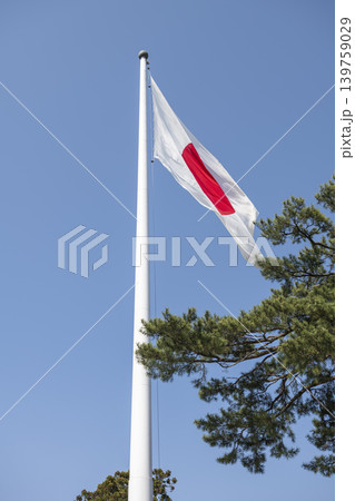 青空の下で揺れる日の丸と出雲大社周辺の日本文化風景 139759029