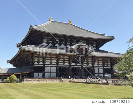 世界遺産・東大寺大仏殿の雄大な姿と青空 世界遺産・東大寺大仏殿の雄大な姿と青空 139759210