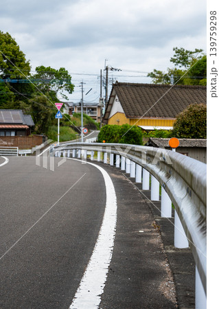 ガードレールが続く地方のカーブ道路 ガードレールが続く地方のカーブ道路 139759298
