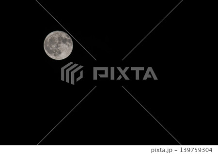 黒い夜空に浮かぶ満月と広いコピー スペース 139759304