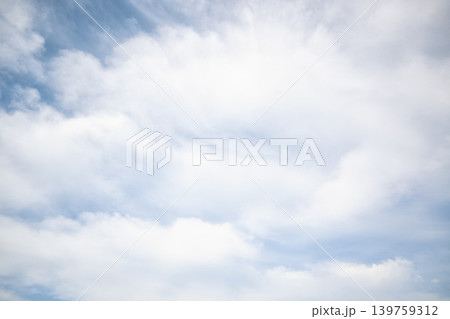 爽やかな青空に広がる白い雲 139759312