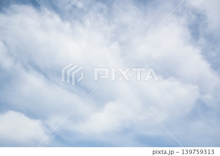 空いっぱいに広がる白い雲 139759313