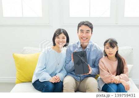 リビングでプレゼントを渡すファミリー 139759431