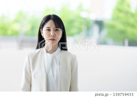 悩みに向き合う眼差し 139759433