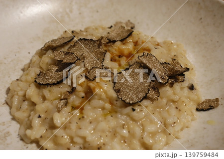 Truffle Risotto with Sliced Truffles 139759484