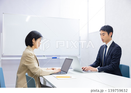 握手するビジネスマン 握手するビジネスマン 139759632