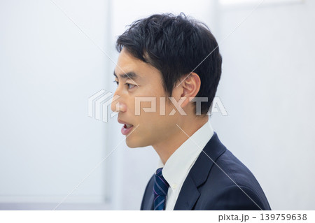握手するビジネスマン 握手するビジネスマン 139759638