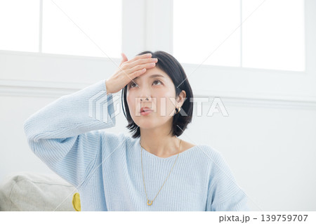 頭痛に悩む女性 139759707