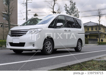 走行中のワンボックスカー ミニバン 走行中のワンボックスカー ミニバン 139759715