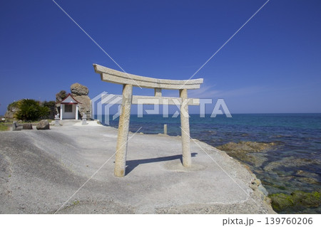 淡路島・おじんば磯（登立明神）と播磨灘の透き通る海 139760206