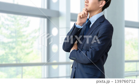 考えごとをする男性ビジネスマン 考えごとをする男性ビジネスマン 139760712
