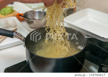 ラーメンの中華麺を沸騰した鍋に投入する仕込みシーン ラーメンの中華麺を沸騰した鍋に投入する仕込みシーン 139760817
