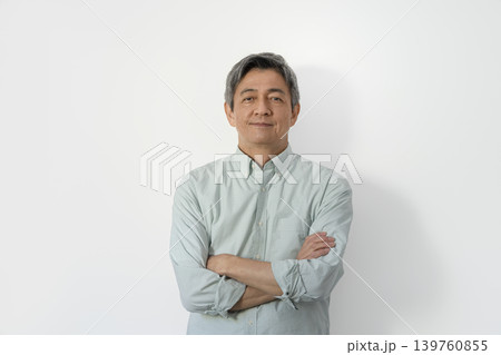 カメラ目線で微笑む腕組みをした60代の男性 139760855