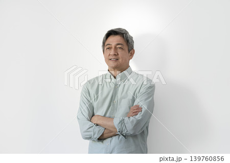 腕組みをした60代の男性 腕組みをした60代の男性 139760856