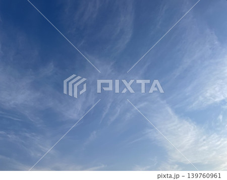 青空に浮かぶ放射状の白い雲 青空に浮かぶ放射状の白い雲 139760961