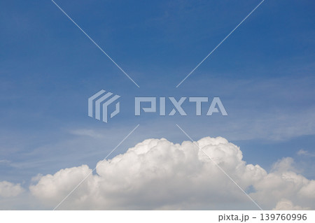 夏の青空と白い雲 139760996
