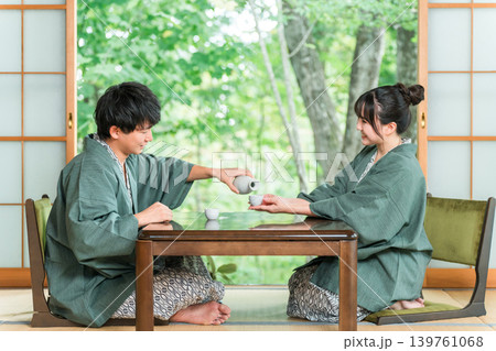 旅館の和室で浴衣姿でお酌する男女,夫婦,カップル 139761068