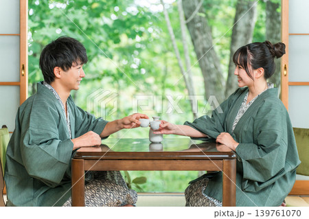 旅館の和室で浴衣姿でお酌する男女,夫婦,カップル(日本酒) 旅館の和室で浴衣姿でお酌する男女,夫婦,カップル(日本酒) 139761070