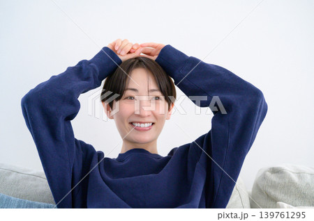 ソファでくつろぐ日本人女性 ソファでくつろぐ日本人女性 139761295