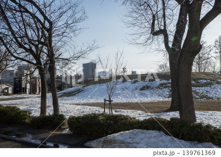 雪解けの季節の公園 雪解けの季節の公園 139761369