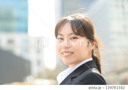 通勤中の20代日本人女性会社員ポートレート 139761382