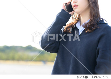 電話で驚く日本人女子高生 電話で驚く日本人女子高生 139761389