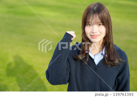 芝生の前でガッツポーズをする日本人女子高生 芝生の前でガッツポーズをする日本人女子高生 139761393