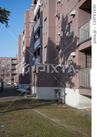 昔ながらの共同住宅 昔ながらの共同住宅 139761430