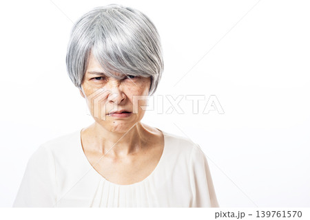落胆した表情の高齢者の女性 139761570