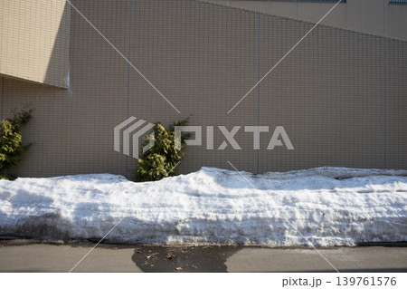 残雪の残る道と建物	 139761576