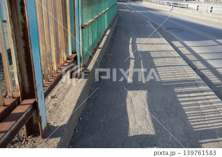 歩道とスチールの柵	 139761583