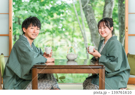 庭の景色が見える旅館の和室でお茶を飲む浴衣姿のカップル,夫婦 庭の景色が見える旅館の和室でお茶を飲む浴衣姿のカップル,夫婦 139761610