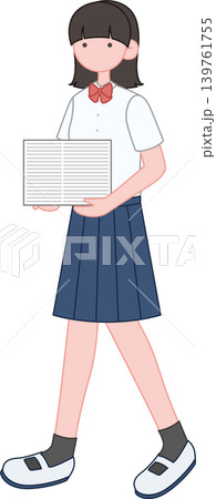 プリントを運ぶ夏服の女子生徒 プリントを運ぶ夏服の女子生徒 139761755