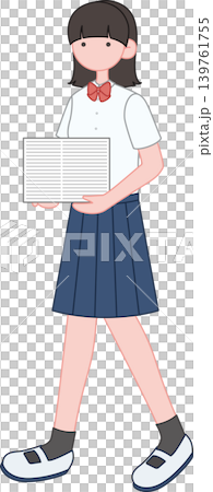 プリントを運ぶ夏服の女子生徒 プリントを運ぶ夏服の女子生徒 139761755